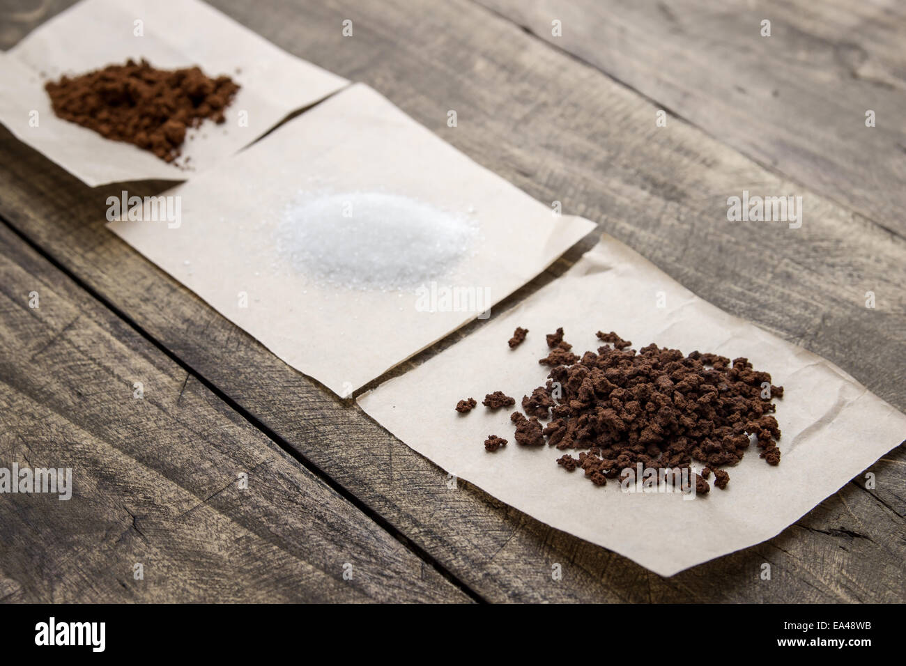 Instant-Kaffee und Zucker auf den Tisch, Nahaufnahme Stockfoto