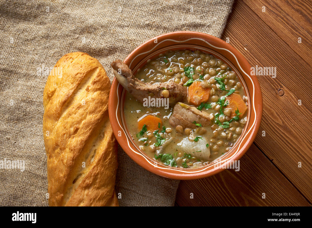 Französisch-Suppe mit Linsen und Dijon-Senf Stockfoto