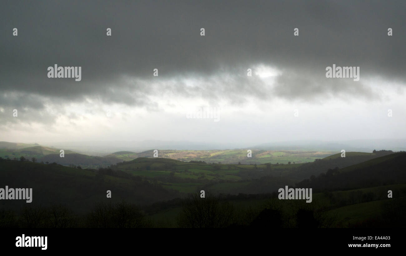 Carmarthenshire, Wales, UK. 6. November 2014.  Dunkle Wolken mit Schimmer des Sonnenlichts über Llandovery an einem Herbsttag Nieselregen und Nebel. Das Wetter wird regnerisch und windig über mehrere Tage mit Regen am Sonntag bei Sonne prognostiziert wird abklingen. Kühler als die letzten Wochen fühlt dies eher typisch für November in Dyfed. Bildnachweis: Kathy DeWitt/Alamy Live-Nachrichten Stockfoto