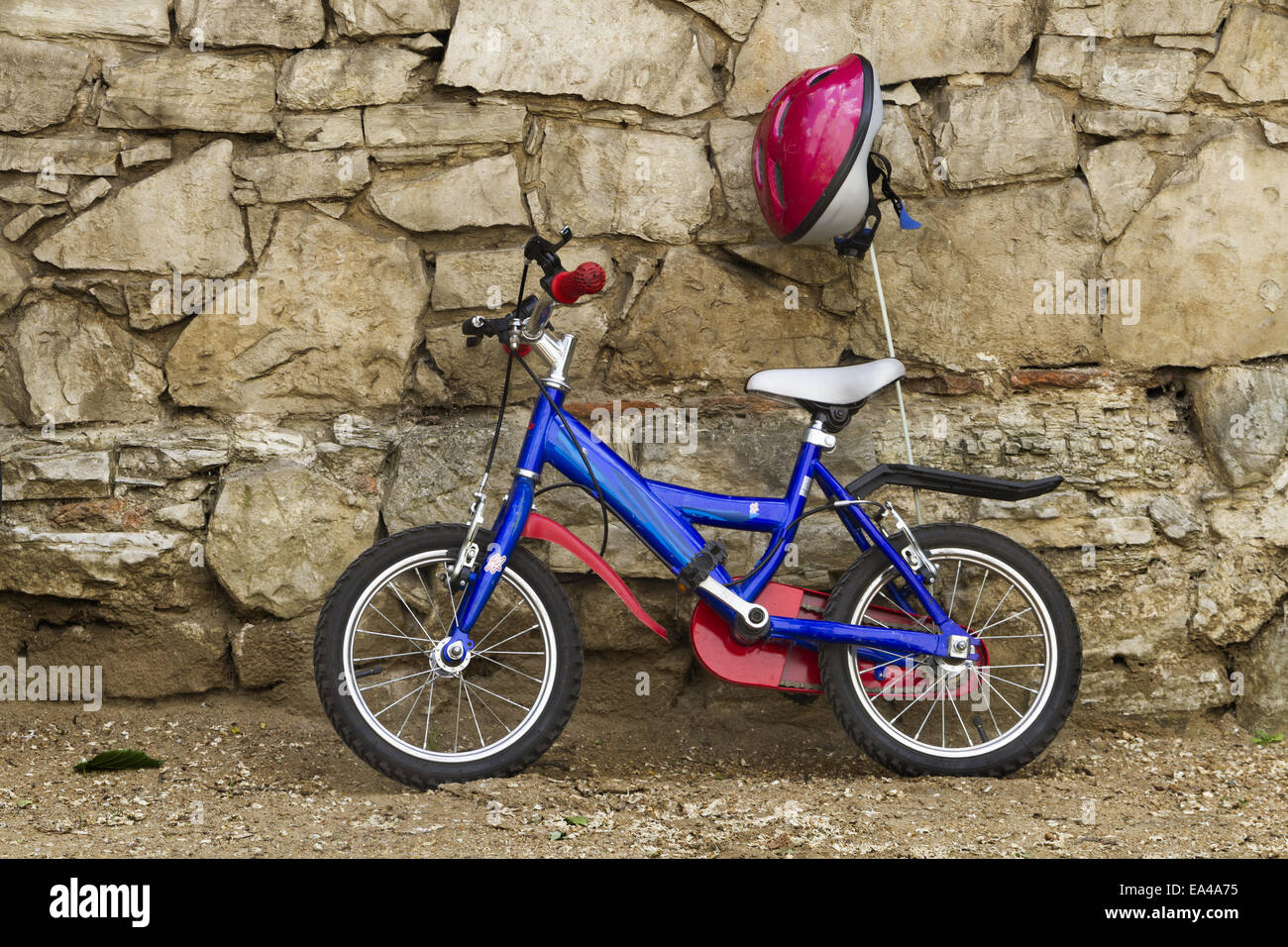 des Kindes Fahrrad an Wand Stockfoto