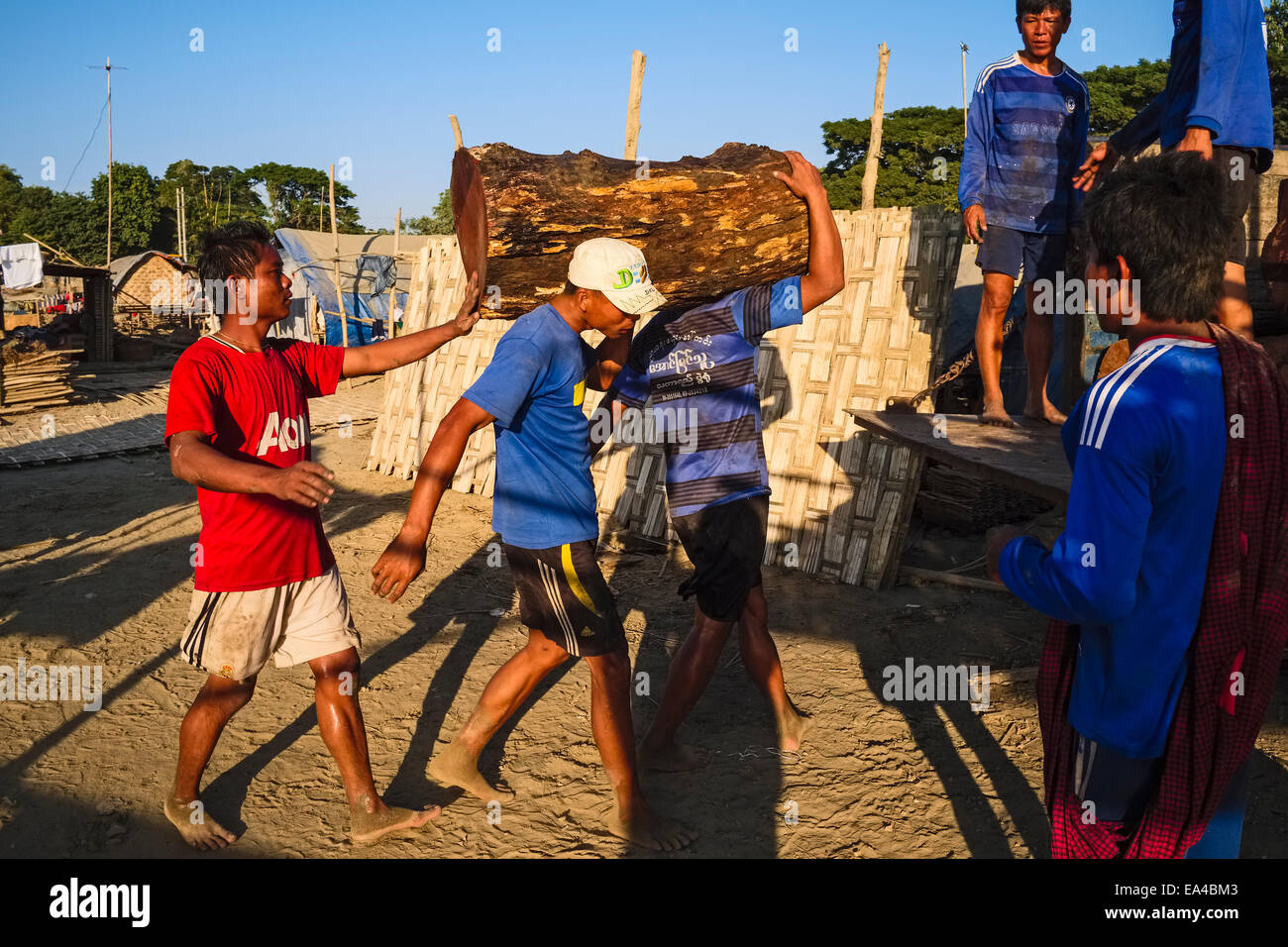 Träger am Ufer des Ayeyarwady Fluss, Mandalay, Myanmar Stockfoto