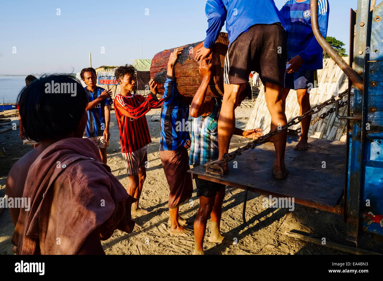 Träger am Ufer des Ayeyarwady Fluss, Mandalay, Myanmar Stockfoto