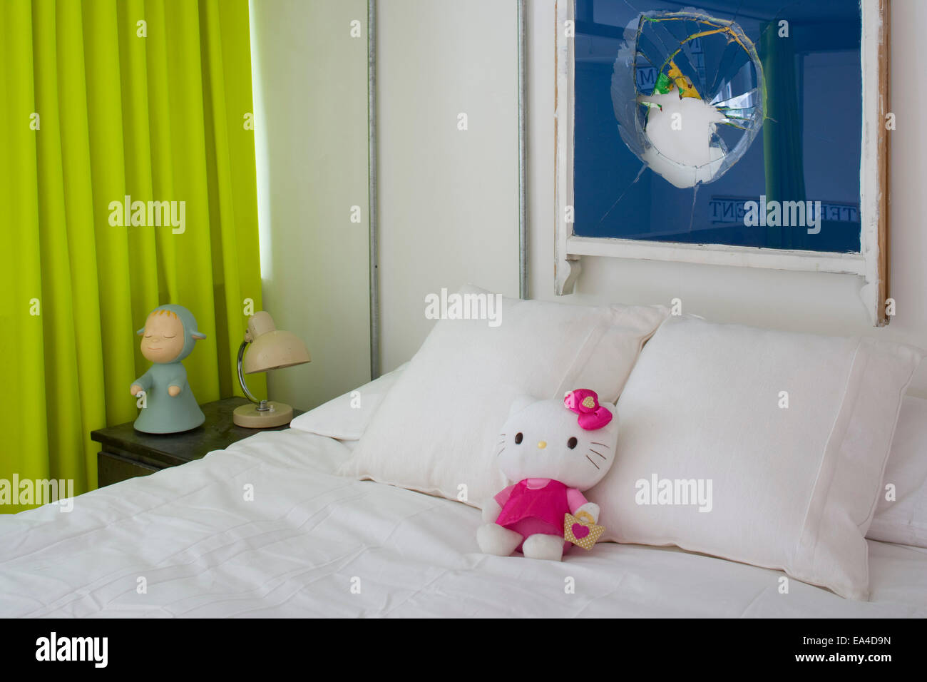 Kuscheltier im Bett im Mädchenraum im umgebauten Wohnung, Altbau Chesterton, London, England, UK. Stockfoto