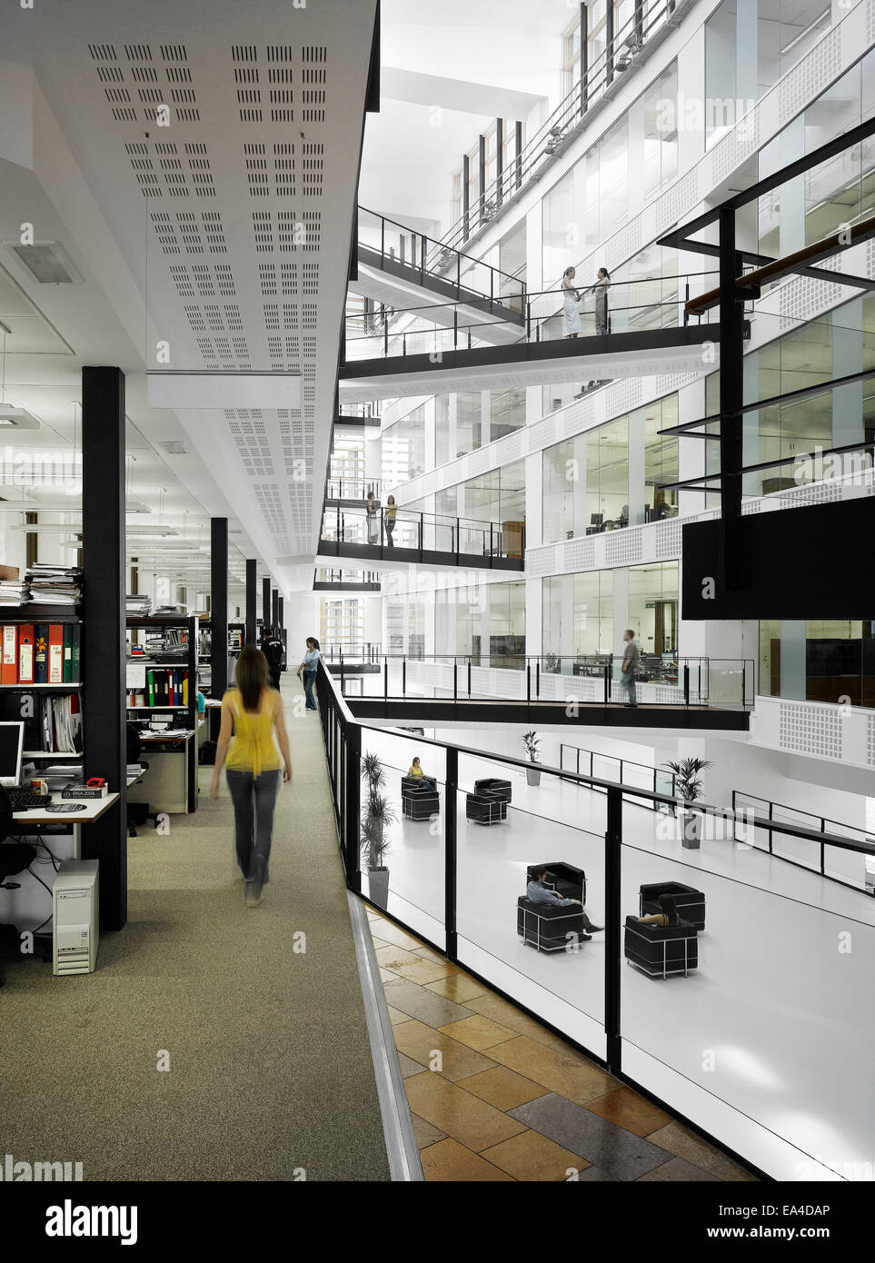 Gehwege und Büroflächen in Manchester interdisziplinäre Biozentrum, John Garside Building, England, UK. Stockfoto