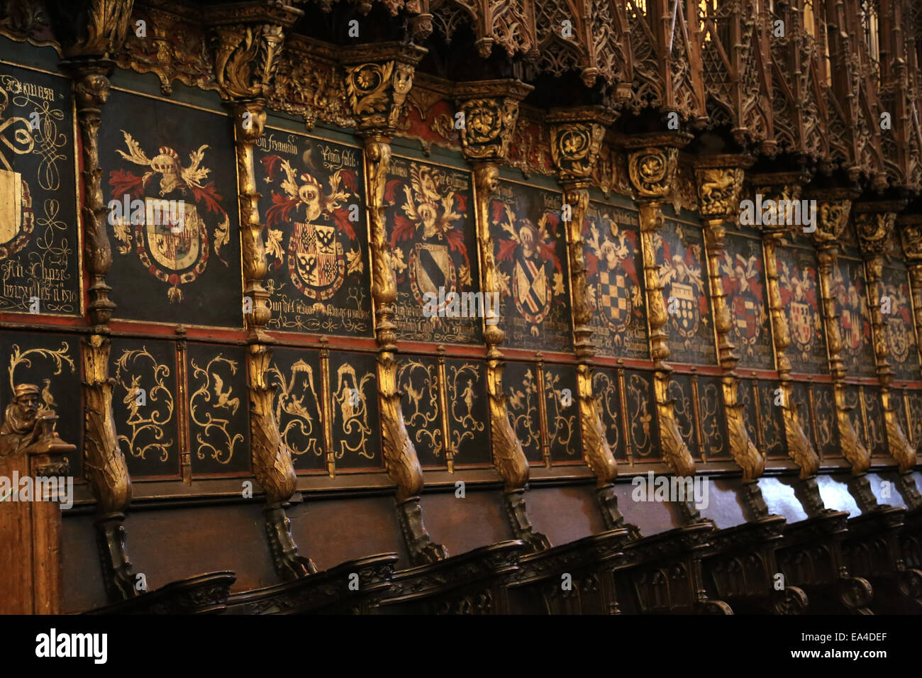 Spanien. Barcelona. Kathedrale des Heiligen Kreuzes und Santa Eulalia. Das Chorgestühl. Detail der Wappen. Stockfoto