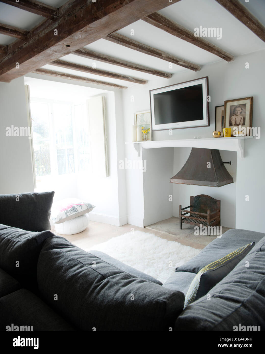 Wohnzimmer mit Fernsehen über Herd Hütte innen, UK. Stockfoto