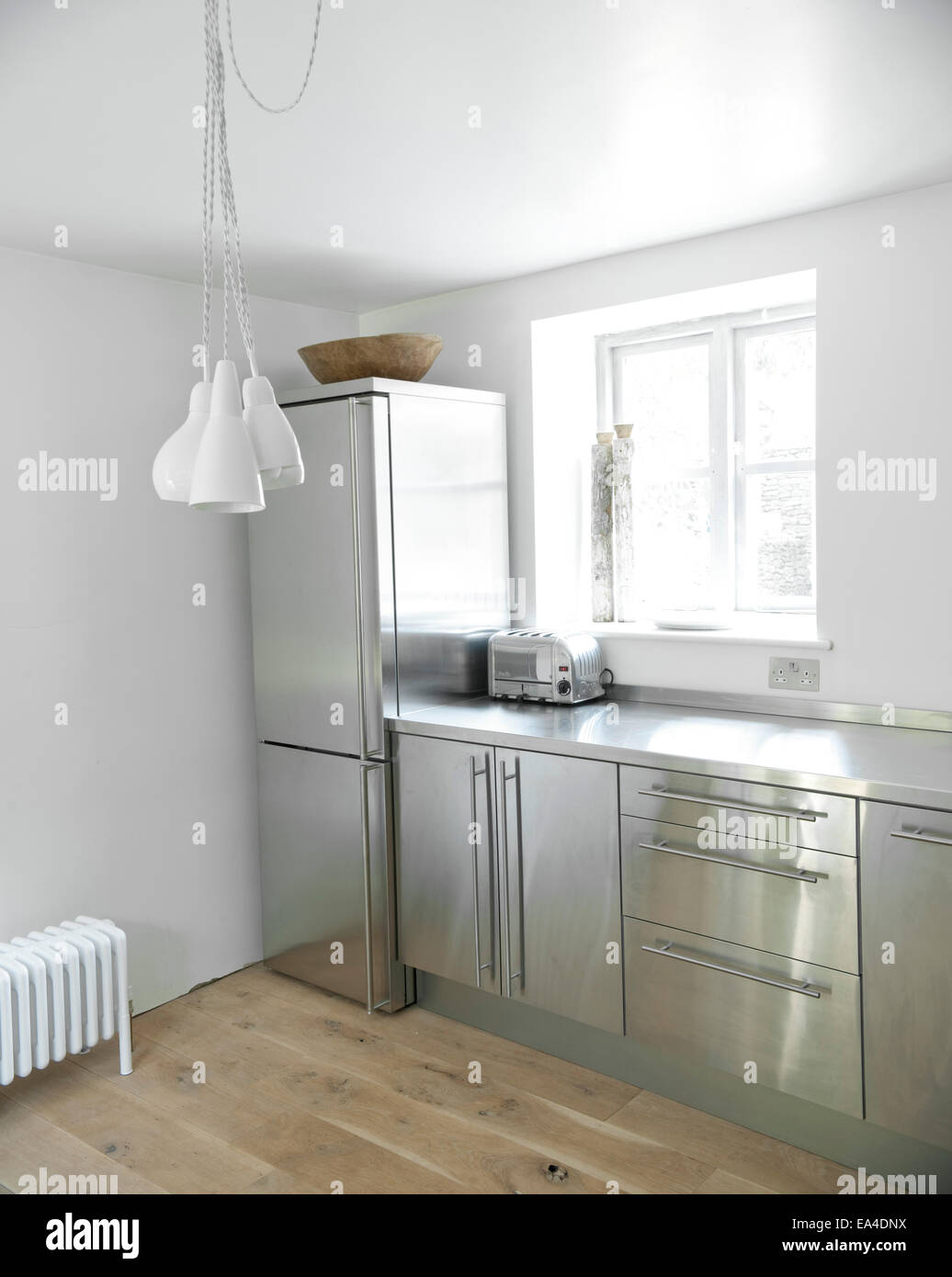 Aus Aluminium ausgestattet Küche und Fenster Detail im Inneren der Hütte, UK. Stockfoto