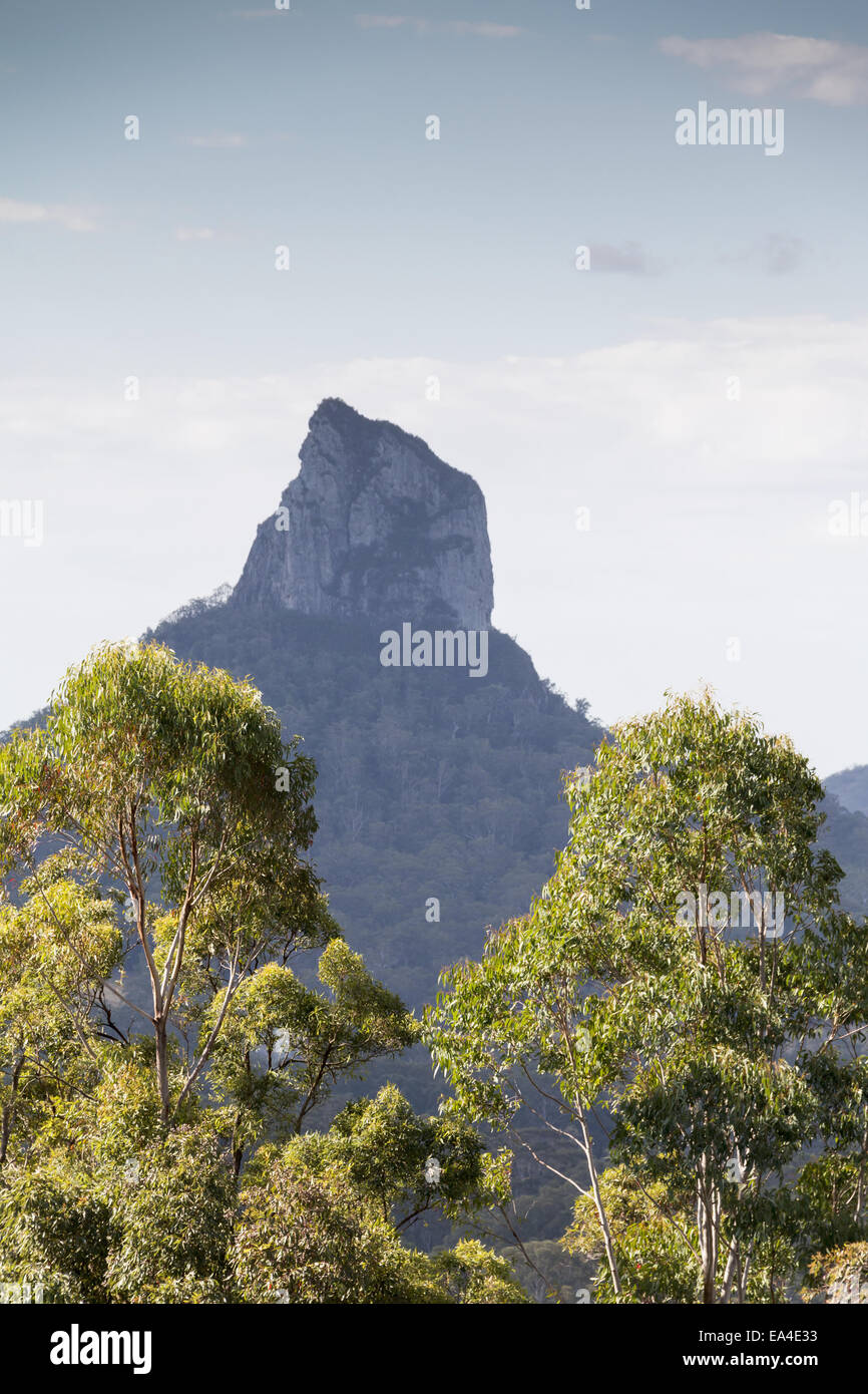 Bergspitze erhebt sich gegen einen blauen Himmel und Wolken, Glass House Mountains; Queensland, Australien Stockfoto