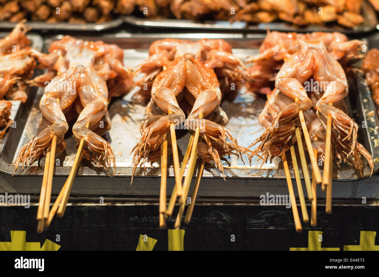 Bull Frösche auf Stick zum Grillen, Snacks in Wuhan Hubu Xiang. Stockfoto