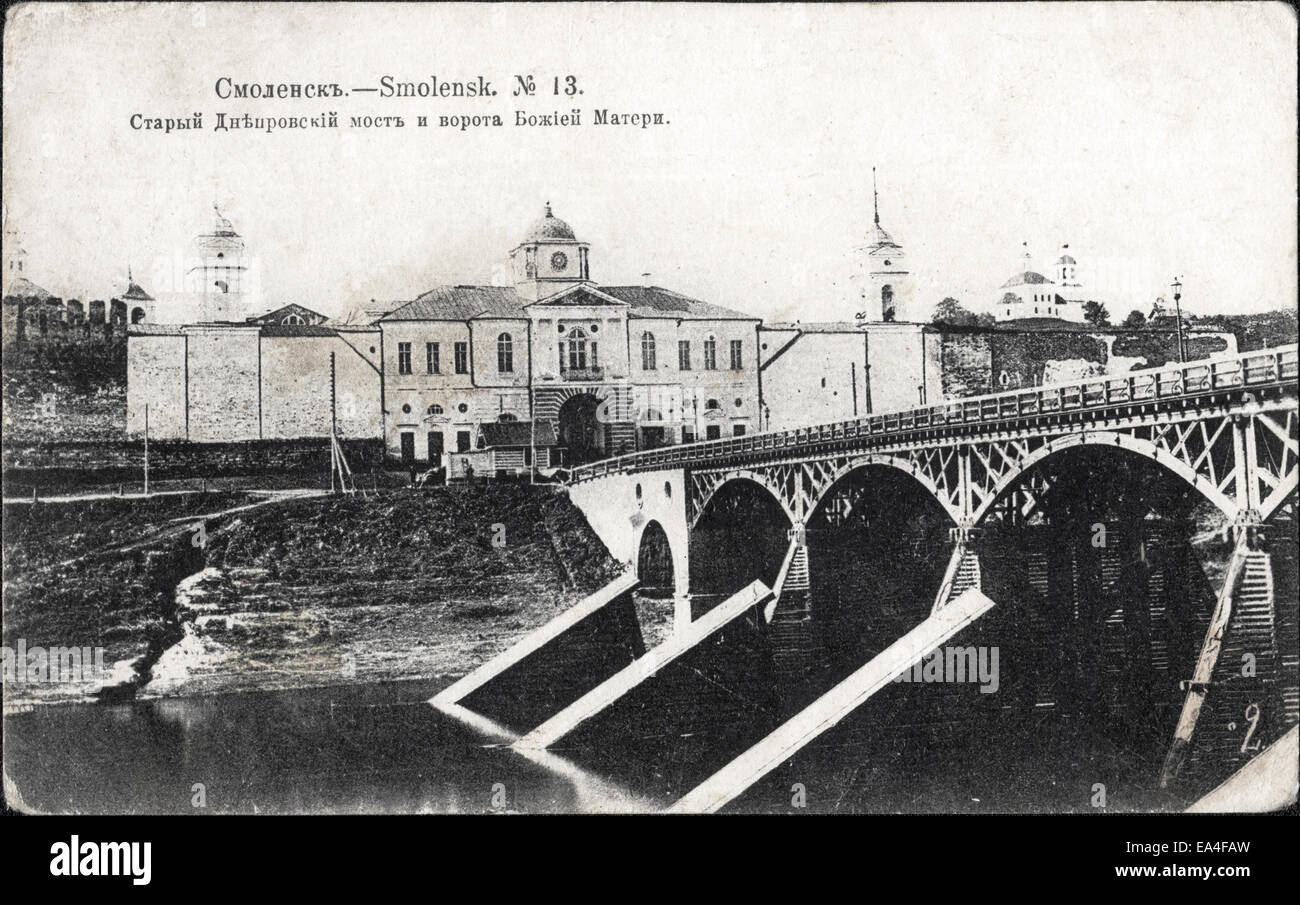 Retro-Postkarte: alte Dnjepr-Brücke und Tor der göttlichen Mutter in der Stadt Smolensk Stockfoto