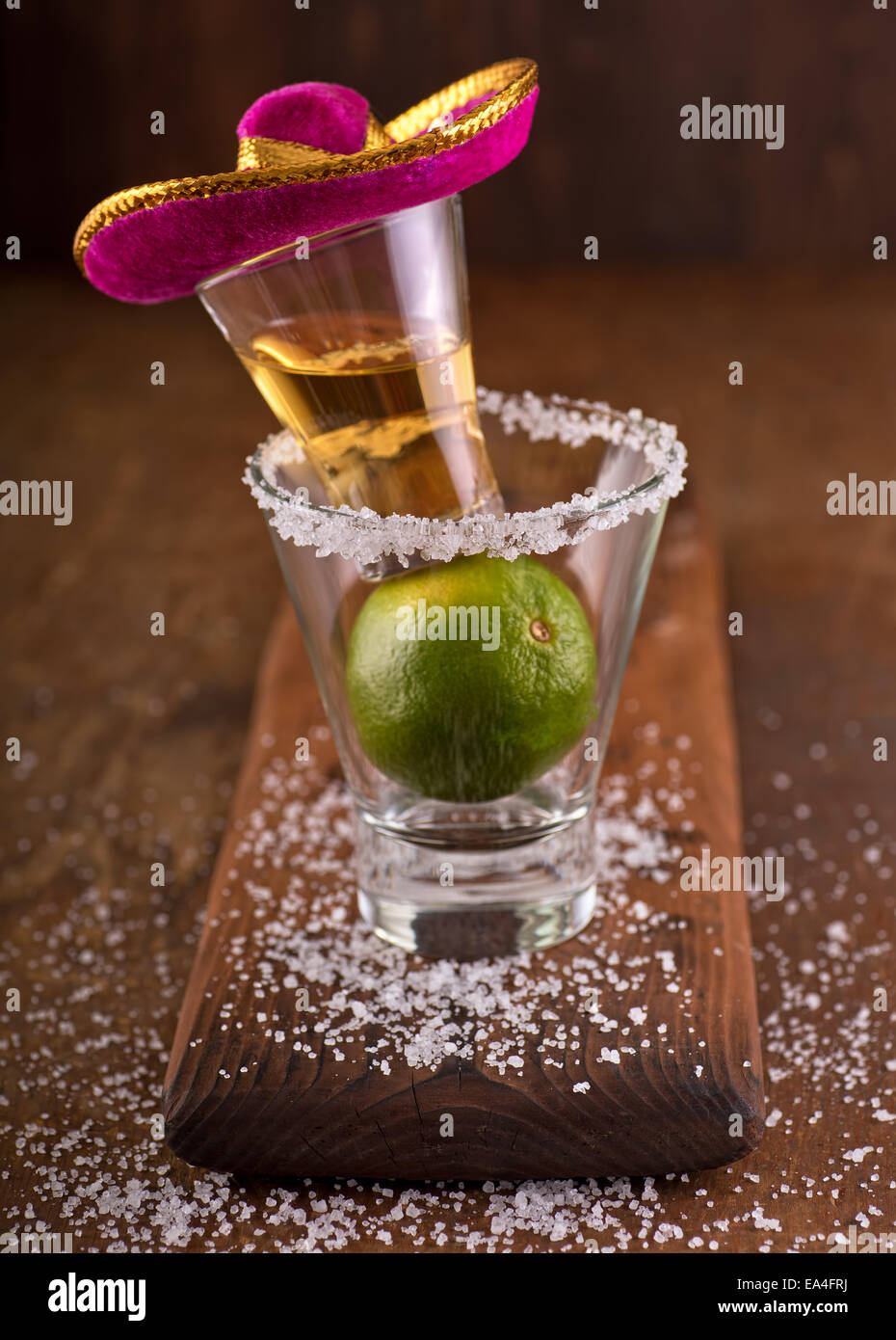 Eine dekonstruiert Tequila Margarita mit Tequila, Zitronensaft, Salz und Sombrero auf einem rustikalen hölzernen Hintergrund. Stockfoto