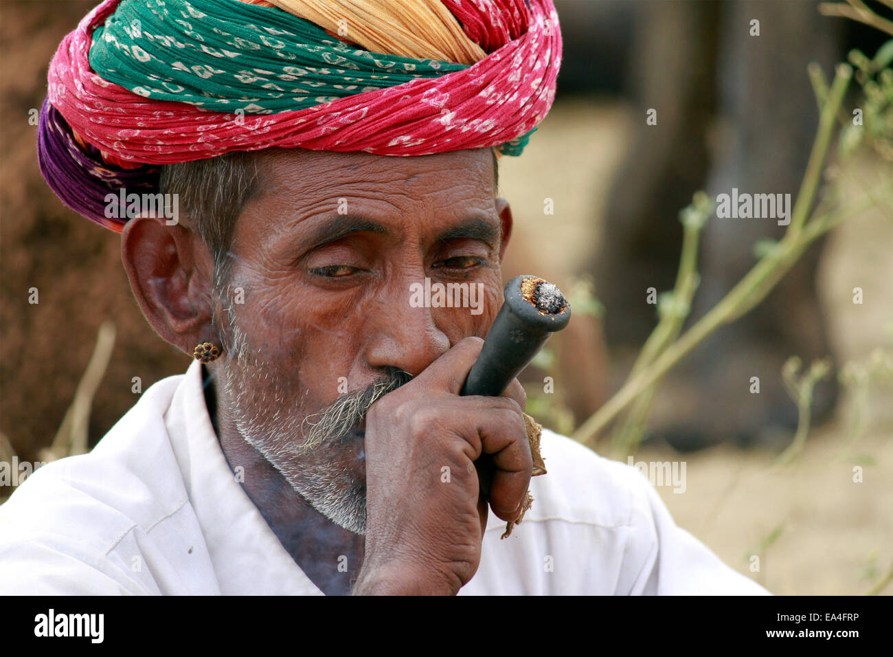 Rauchen, Turban, indische, Männlich, Alter Mann, Dorfbewohner, Schnurrbart, Bart in Pushkar, Rajasthan, Indien. Stockfoto