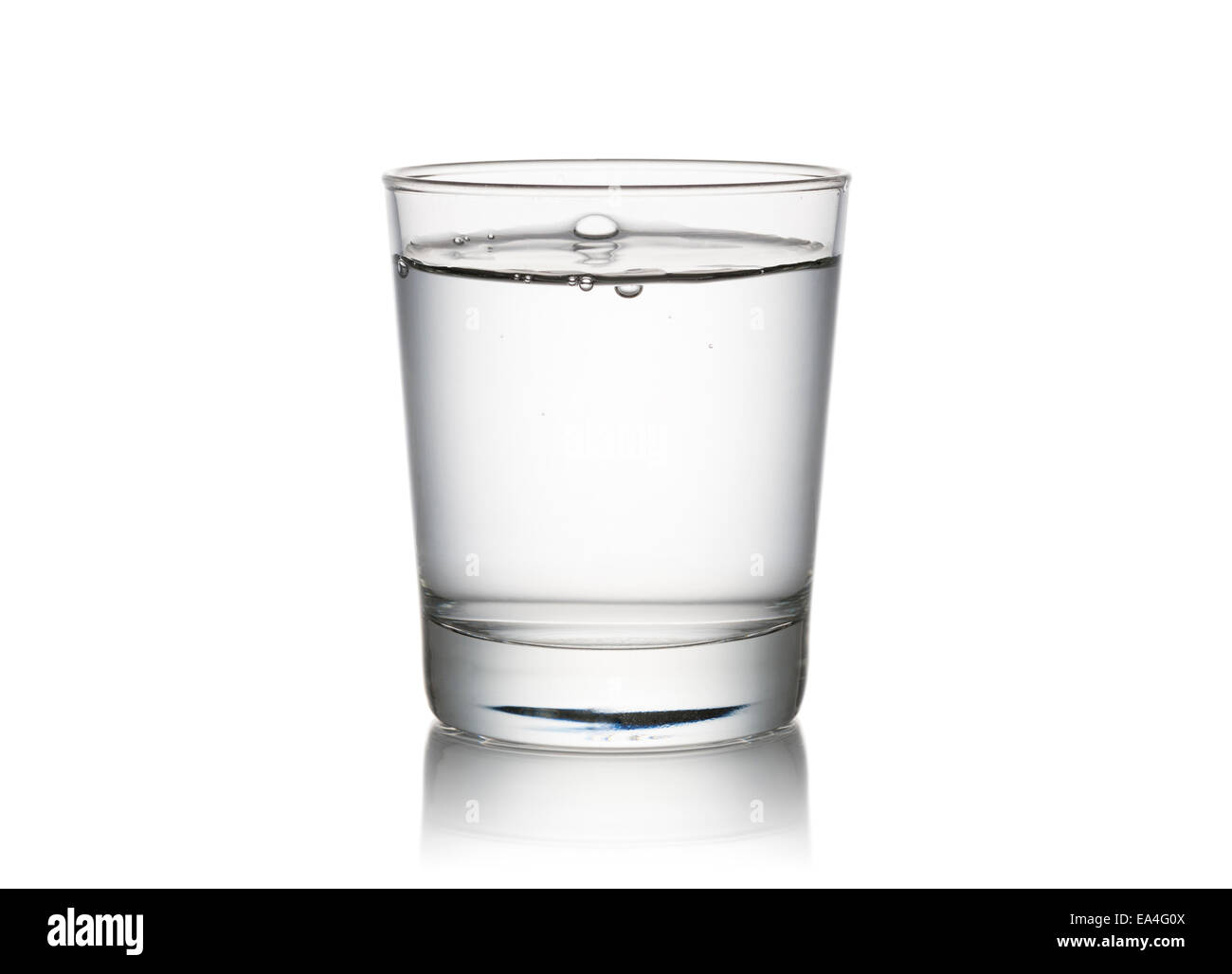 Glas voll von frischem Wasser, auf weißem Hintergrund Stockfoto