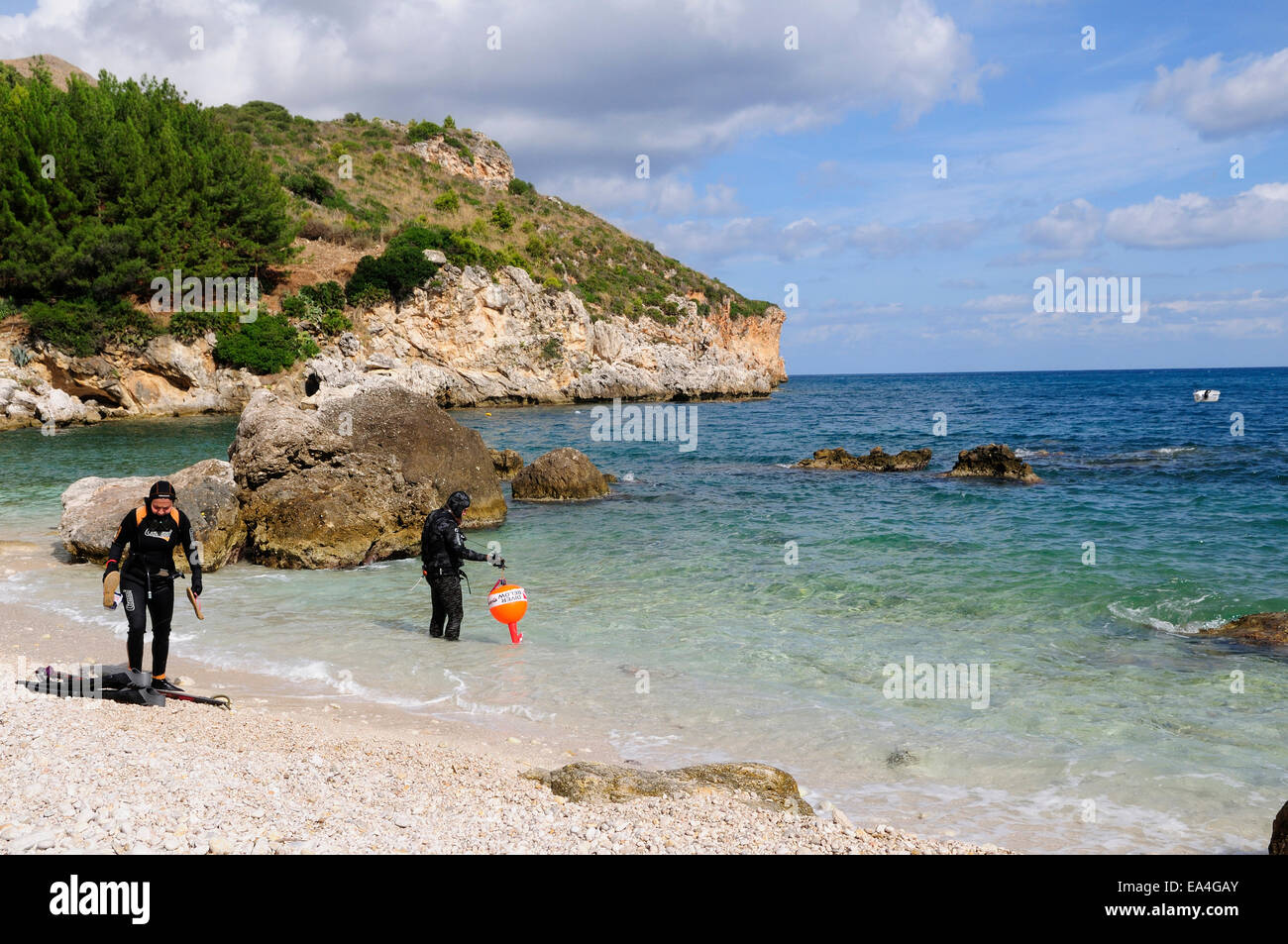 zwei Taucher auf dem sandigen Strand von Mazzo di Sciacca, in der Nähe von Castellammare del Golfo, Sizilien Stockfoto