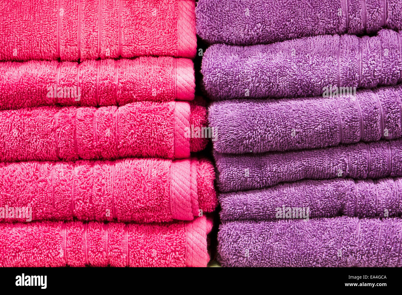 Rosa und lila Handtücher als Hintergrund Stockfoto