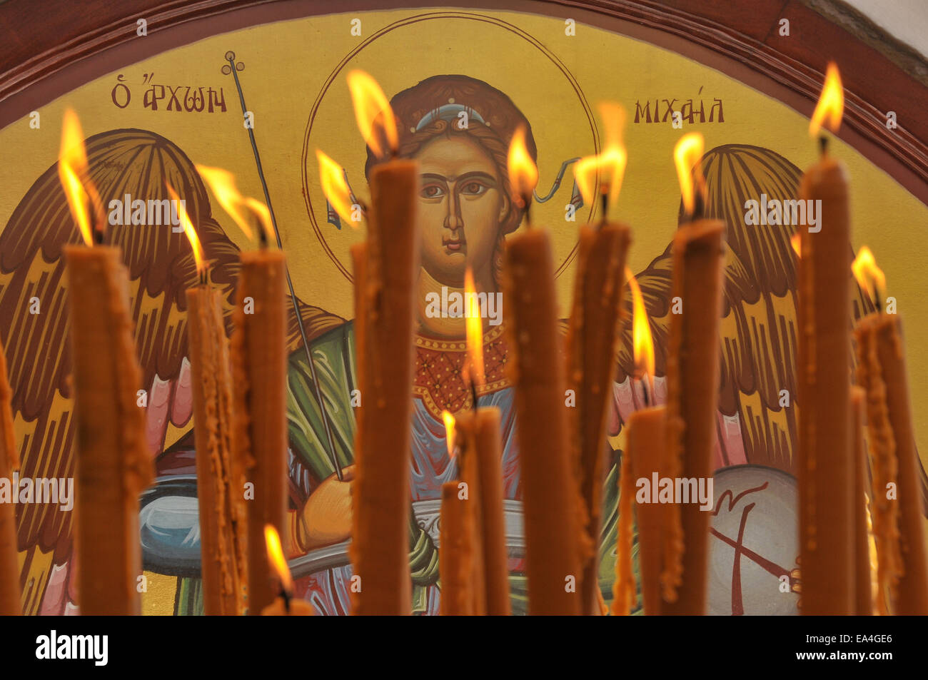 Panormitis Kloster, Insel Symi, Dodekanes, Griechenland.  Kerzen brennen durch ein Bild des Erzengels Michael von Panormitis, die Stockfoto
