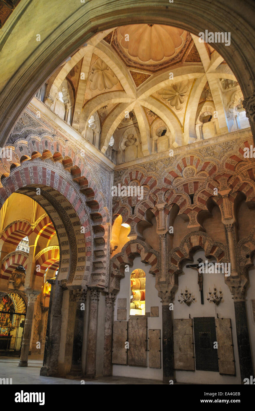 Das Innere der Moschee-Kathedrale von Córdoba (Spanisch: Mezquita-Catedral de Córdoba).    Es war ursprünglich ein katholischer Christ Stockfoto