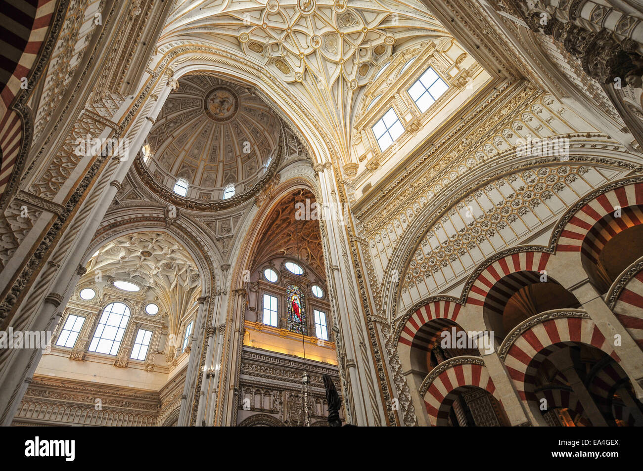 Das Innere der Moschee-Kathedrale von Córdoba (Spanisch: Mezquita-Catedral de Córdoba).    Es war ursprünglich ein katholischer Christ Stockfoto