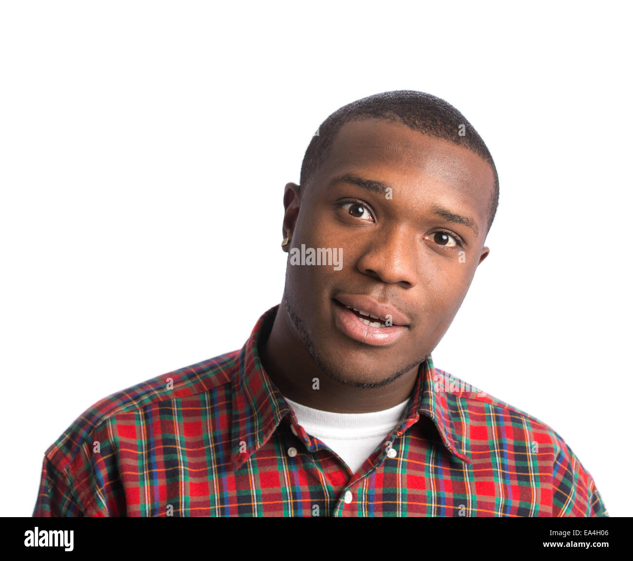 Natürlich aussehende lächelnde junge afroamerikanische männlich auf isolierte Hintergrund Stockfoto