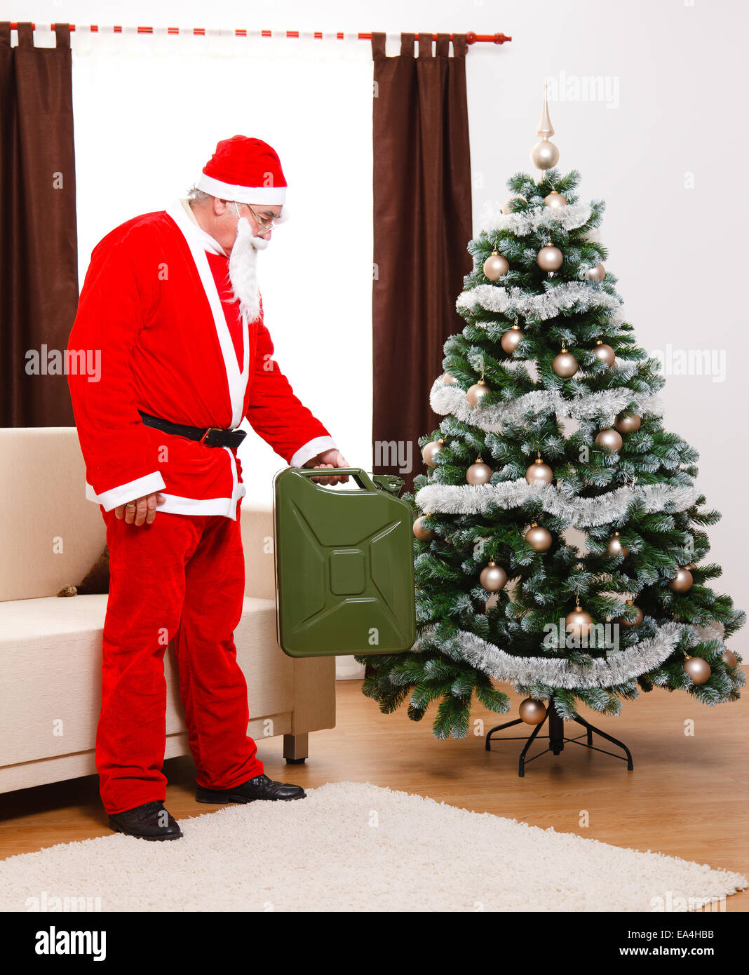 Santa Claus bringt Gas kann als Weihnachtsgeschenk voller Benzin Stockfoto