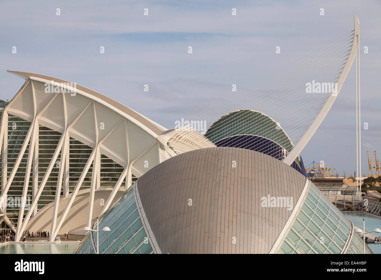 Blick über das Hemisferic nach Pont de Grau in der Stadt der Künste und der Wissenschaften, Valencia, Spanien. Stockfoto