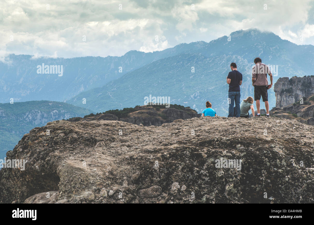 Menschen auf dem Gipfel der Felsen. Bewölkter Himmel Stockfoto