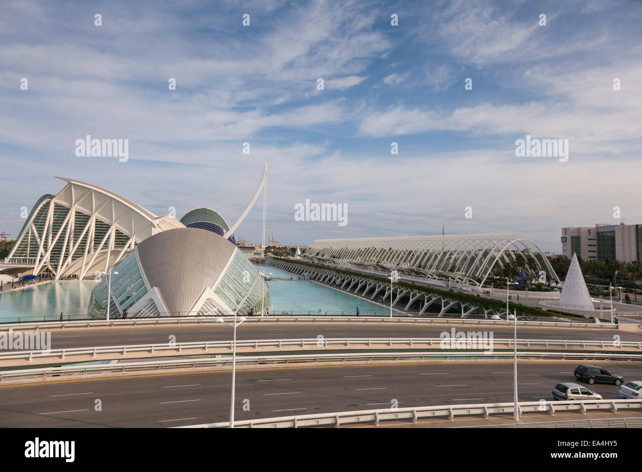 Blick über das Hemisferic nach Pont de Grau in der Stadt der Künste und der Wissenschaften, Valencia, Spanien. Stockfoto