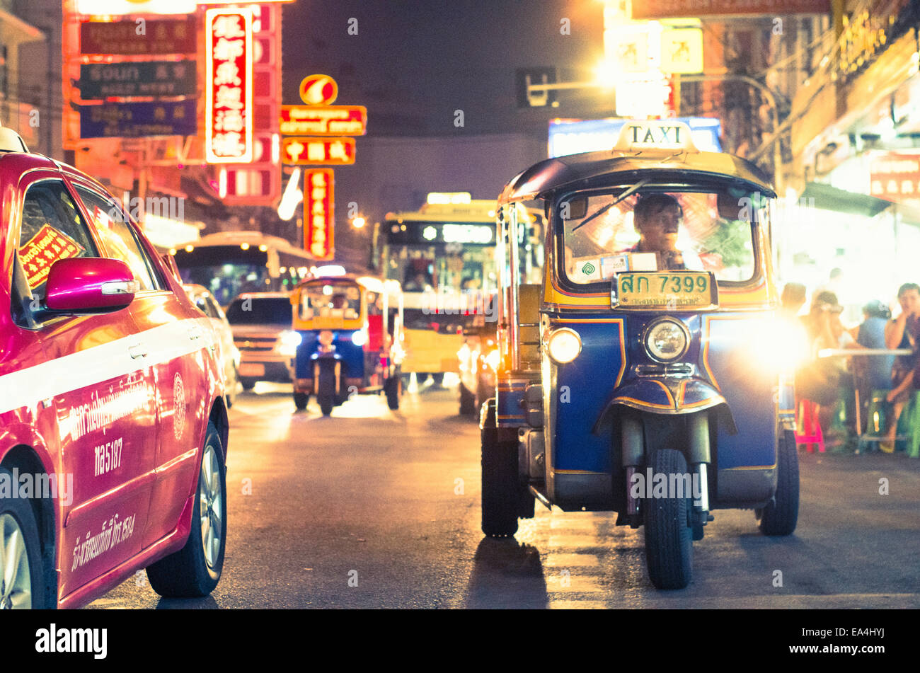 Tuk-Tuk in Chinatown, Yaowarat von Bangkok, Thailand. Stockfoto