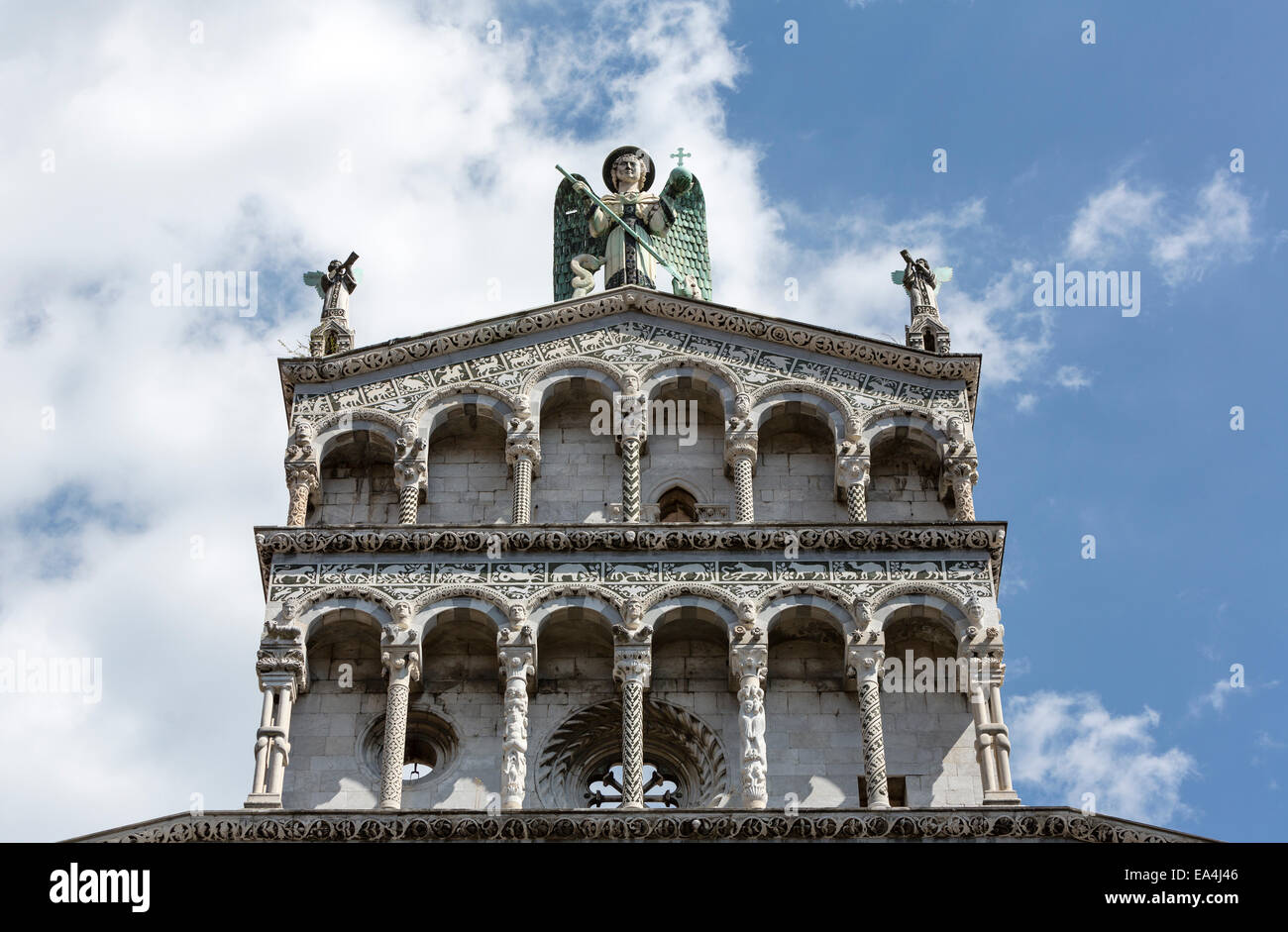 San Michele in Foro, Saint Michael Church, Lucca mit der Statue des Heiligen Erzengels an der Spitze. Stockfoto