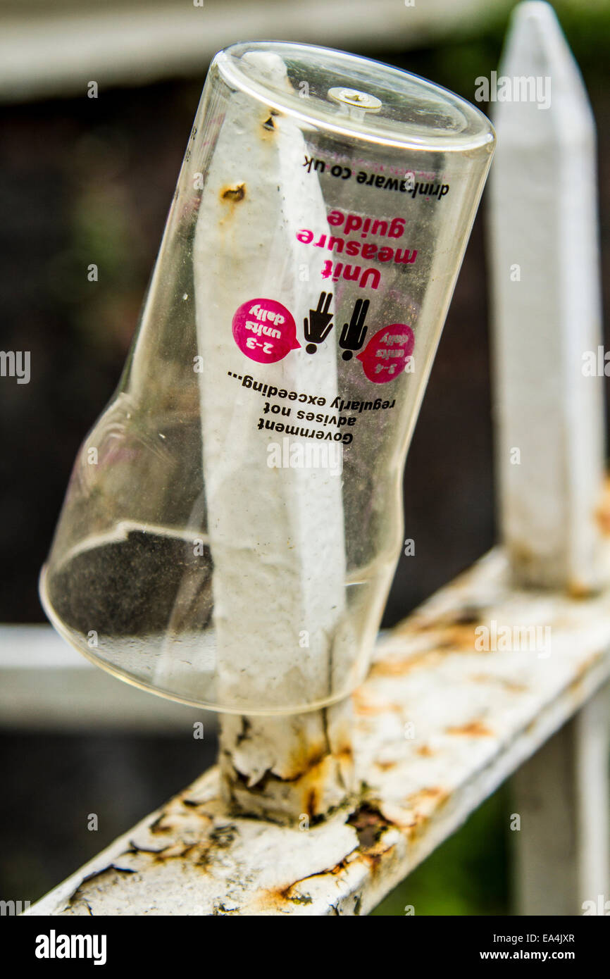 Straße Müll - Maßnahme Guide Glas verworfen am Geländer Stockfoto