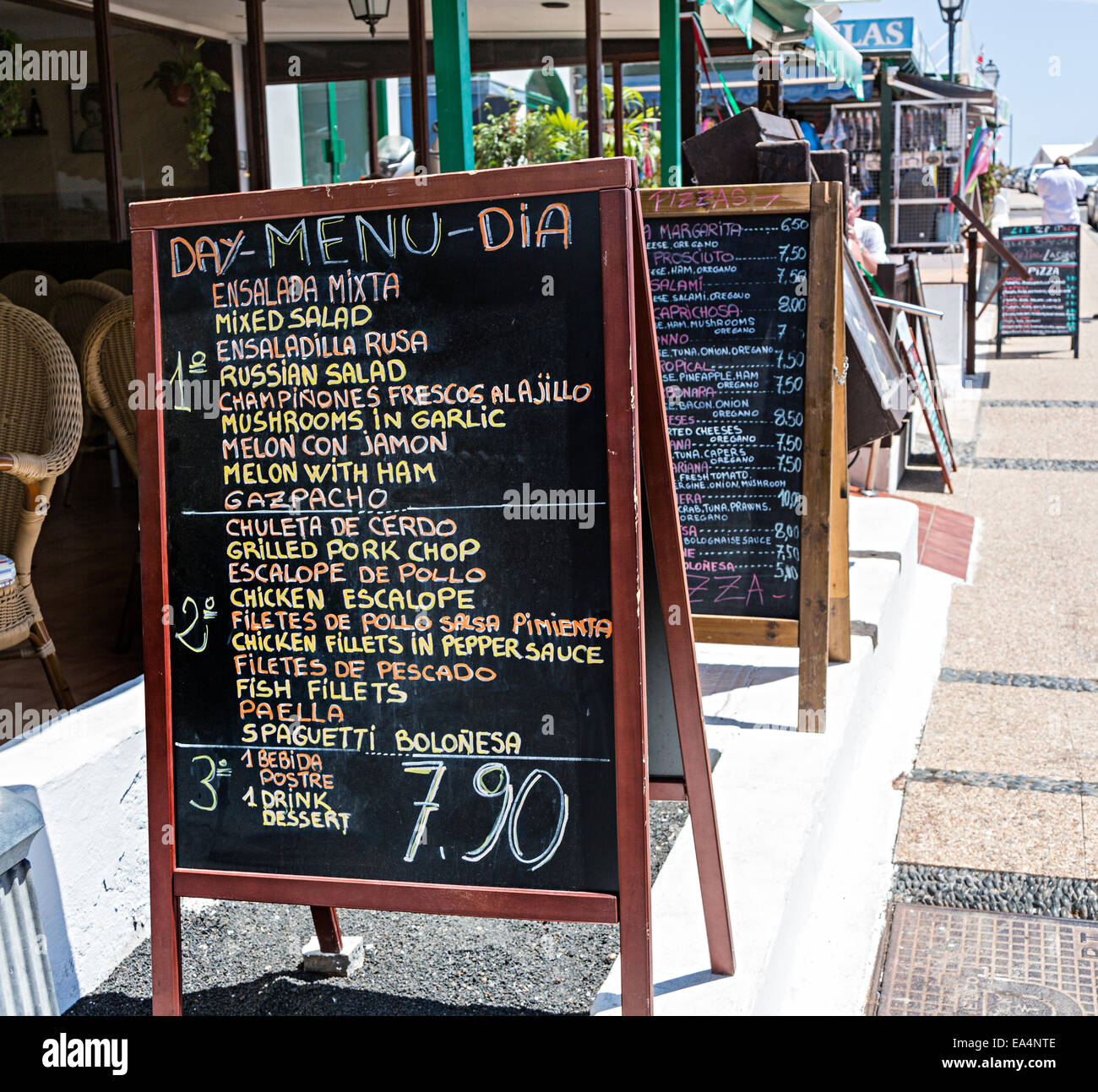 TafelMenüs auf Asphalt, Playa Blanca, Lanzarote, Kanarische Inseln