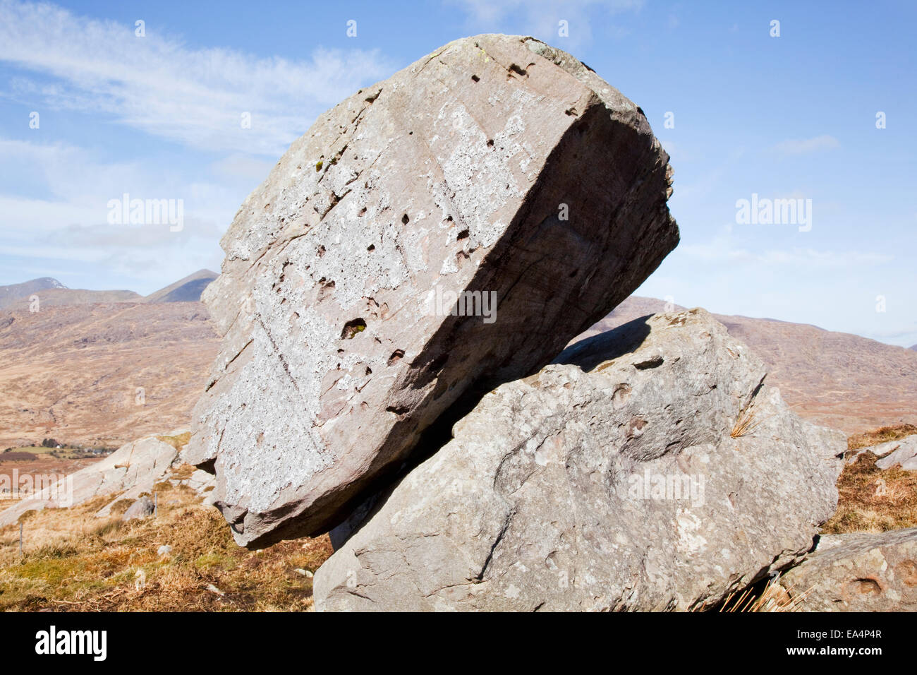 Einem großen Felsbrocken auf ein anderes, in der Nähe von Molls Gap ausgeglichen; County Kerry, Irland Stockfoto