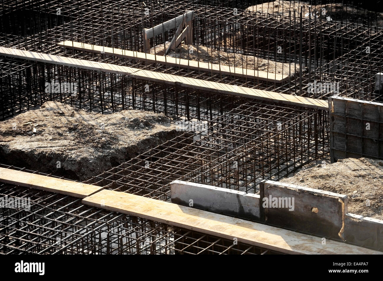 Baustelle mit Eisen Rack für Beton gießen auf ein neues Fundament der Gebäude Stockfoto