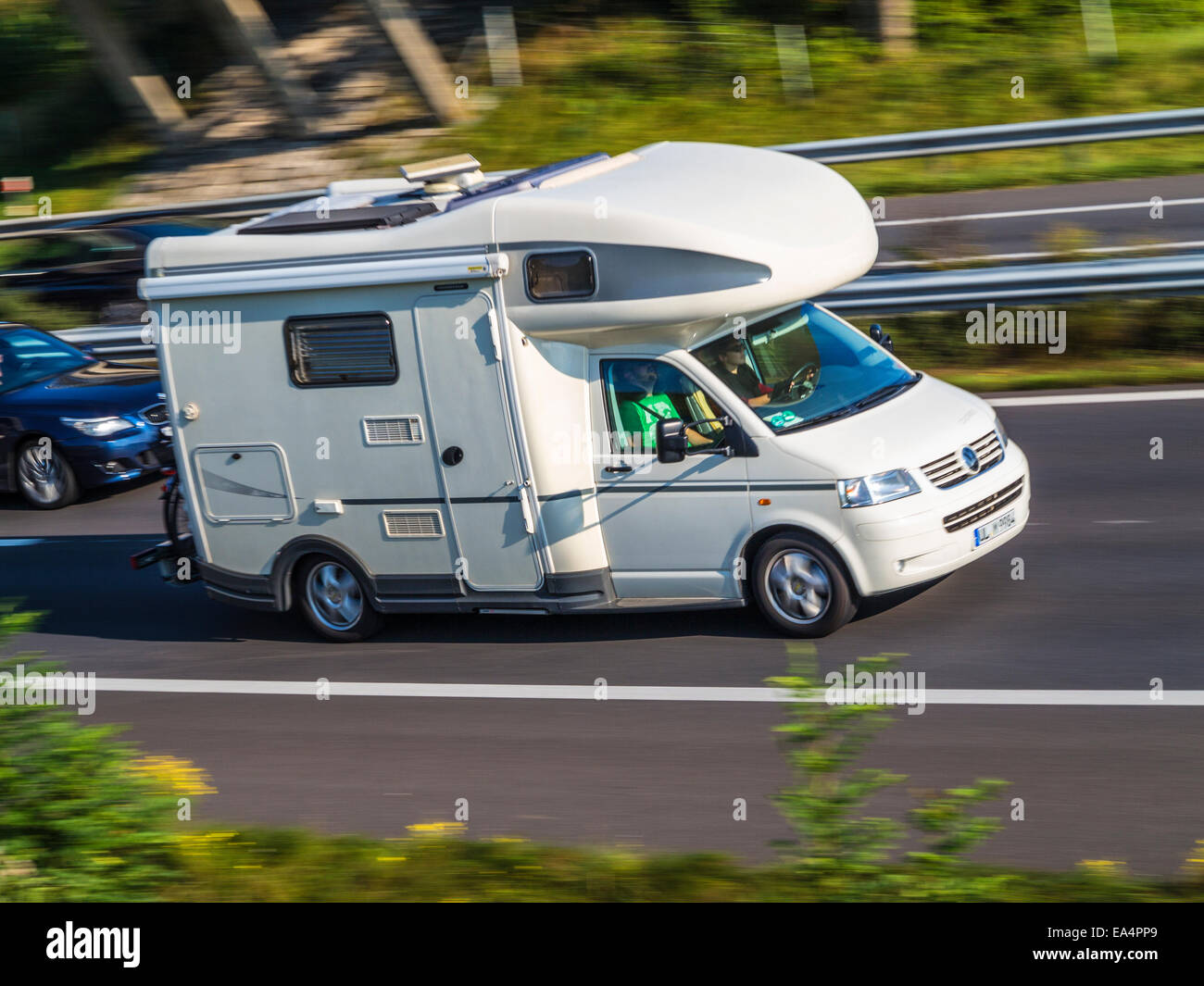 Wohnmobil Beschleunigung nach unten eine Autobahn. Ein Wochenende. Bewegungsunschärfe verwendet, um ein Gefühl von Geschwindigkeit zu geben. Stockfoto