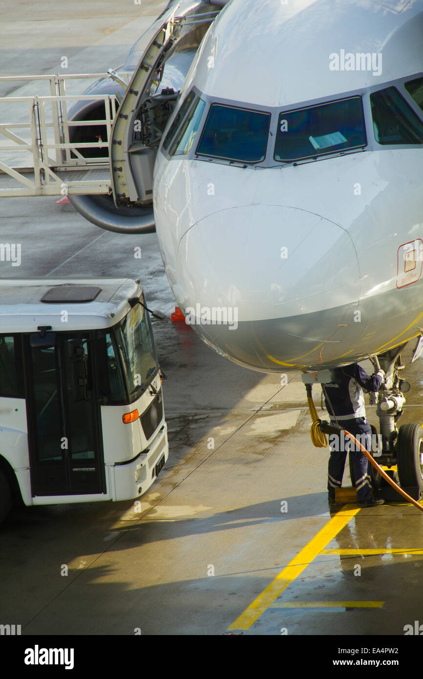 Wartung der Flugzeuge der Passagier vor Abflug am Flughafen. Stockfoto