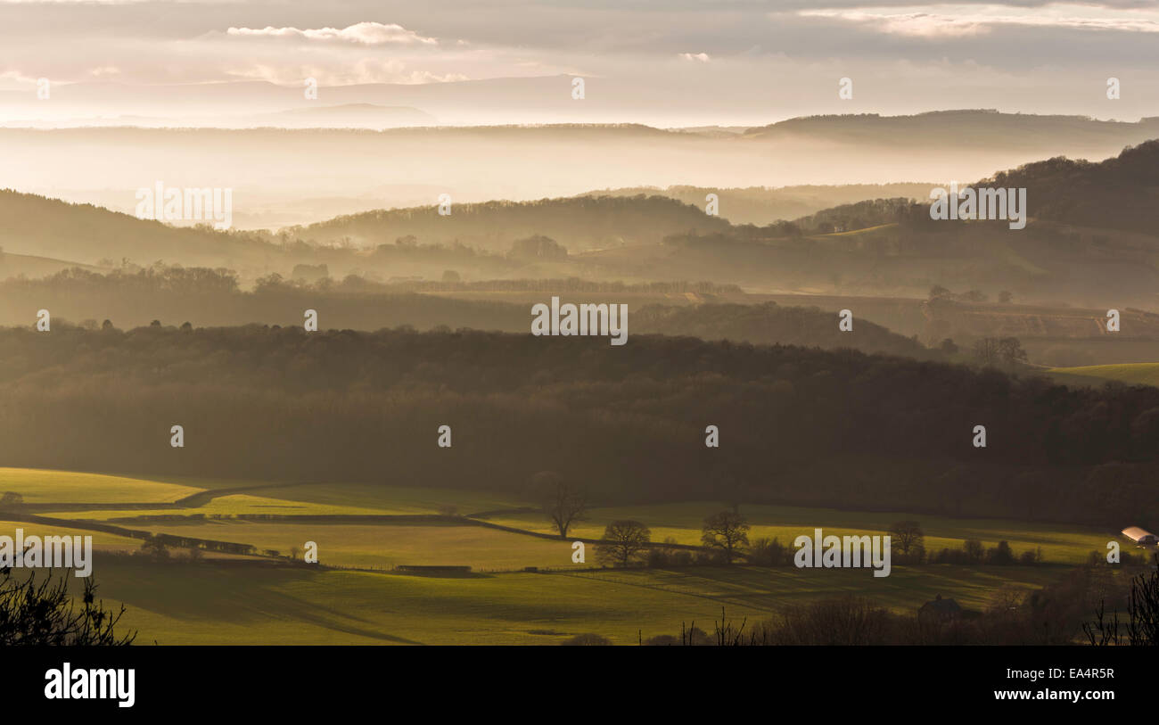 Blick über Herefordshire in Richtung der Hatterrall Ridge in Süd-Wales von Malvern Hills, Herefordshire, England, UK Stockfoto