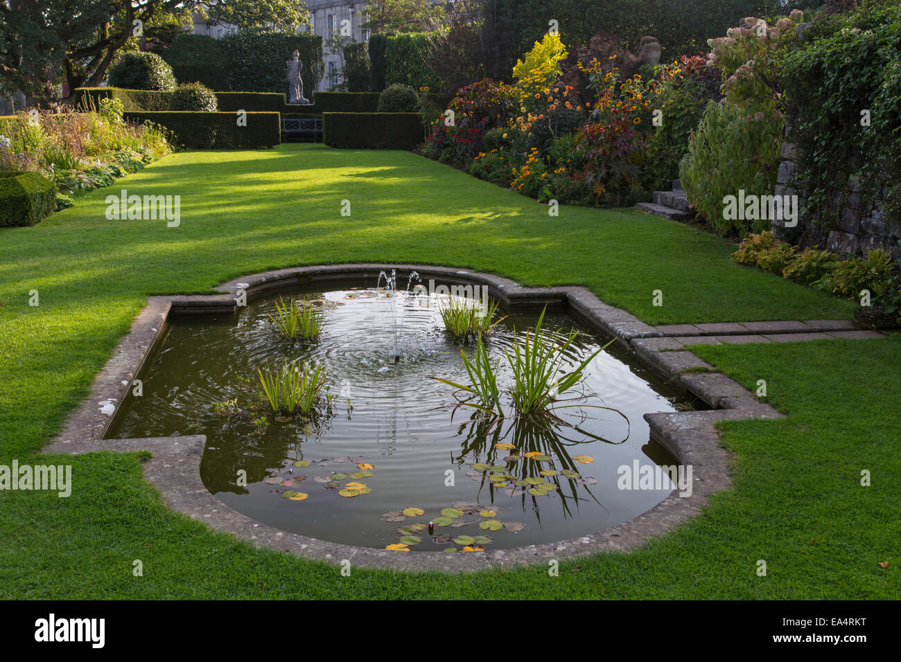 Am späten Nachmittag Licht über die angelegten Gärten von Plas Newydd Country House and Gardens, Anglesey, North Wales, UK Stockfoto