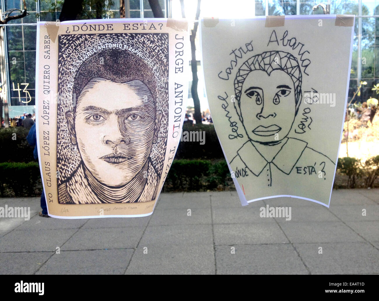 Mexico City, Mexiko. 6. November 2014. Kunstwerke, die die Gesichter der vermissten Studenten Anzeigen erscheinen in Avenue Reforma in Mexiko-Stadt während einer Protestaktion fordern Gerechtigkeit für das Verschwinden von 43 Schülern Ayotzinapa Schule im Bundesstaat Guerrero. 43 Lehrer College-Studenten verschwunden über einen Monat her, dass Ermittler sagen Polizei verhaftet die Studenten und übergab sie eine Drogenbande. Bild 6. November 2014. Bildnachweis: Chico Sanchez/Alamy Live-Nachrichten Stockfoto