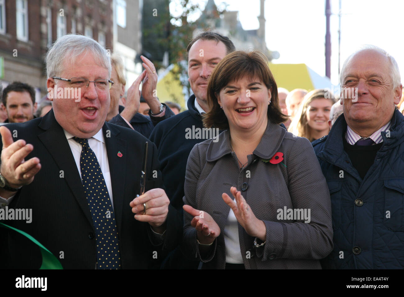 Patrick Mcloughlin mp und nicky Morgan mp schneiden das Band um die Fußgängerzonen-Regelung in Loughborough öffnen Stockfoto