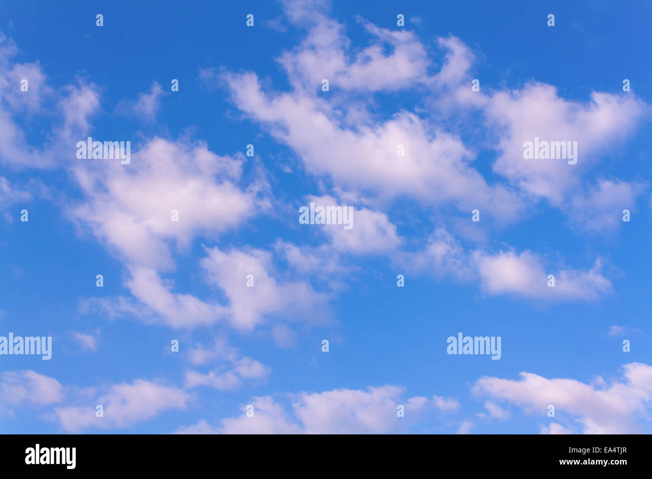 Wolken und blauer Himmel in einem mittleren Tag Stockfoto