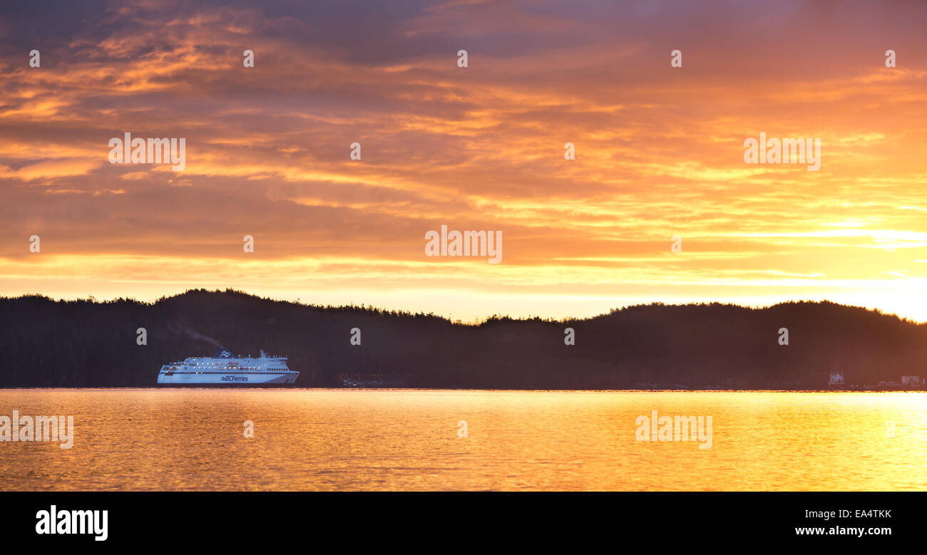 BC Ferries Fähre nähert sich der Docking-Port in Port Hardy, Britisch-Kolumbien bei Sonnenaufgang. Stockfoto