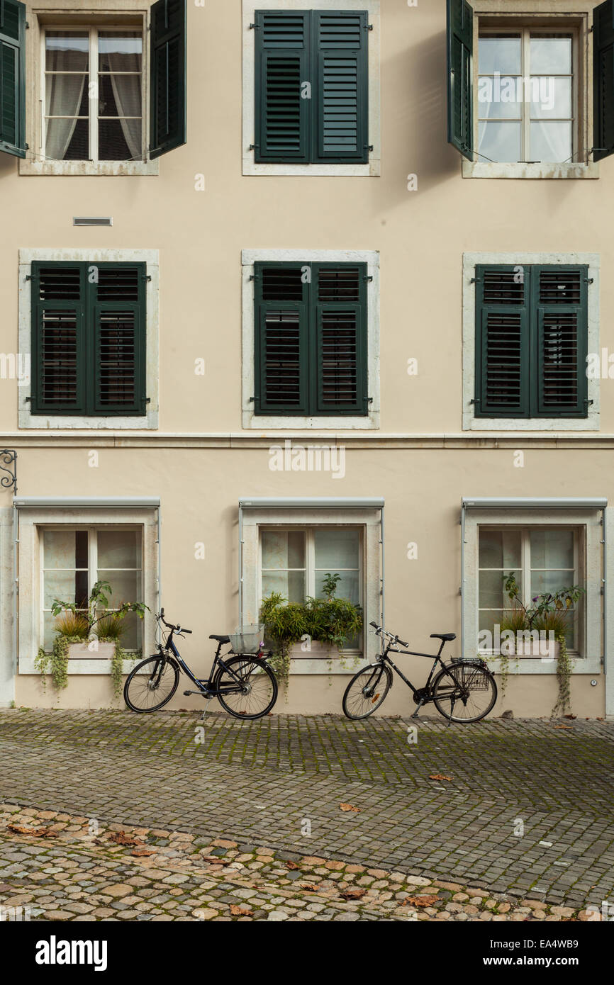 Fahrräder auf Kopfsteinpflaster in Solothurn, Schweiz Stockfoto
