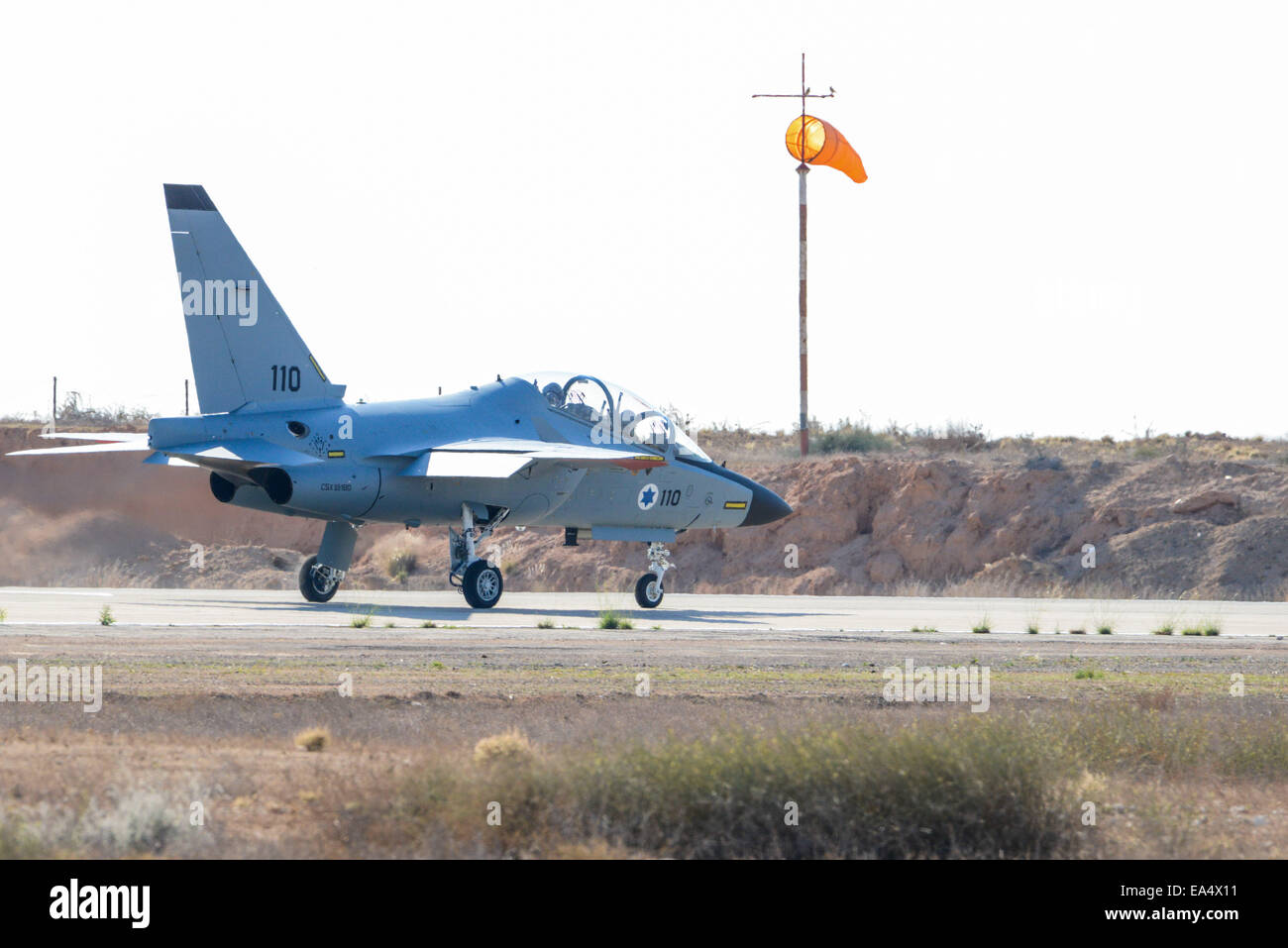 Jerusalem, Israel. 6. November 2014. Die israelische Luftwaffe neue Lavi Trainingsflugzeug ist bei einem Übungsflug Hatzerim Luftwaffenstützpunkt in Südisrael, am 6. November 2014 gesehen. Die israelische Luftwaffe kündigte im Juli 2013 Alenia Aermacchi M-346 Master, eine fortgeschrittene Schulflugzeug unter Beschaffung, der Name Lavi im israelischen Service erhalten würde. Insgesamt 30 M-346s sollen ab 2014 betrieben werden. © JINI/Xinhua/Alamy Live-Nachrichten Stockfoto