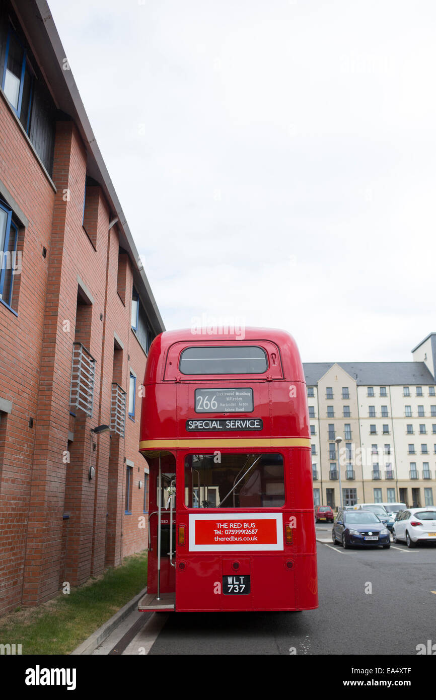 Die Rückseite von einem roten Oldtimer London Bus bei einer Hochzeit. Stockfoto