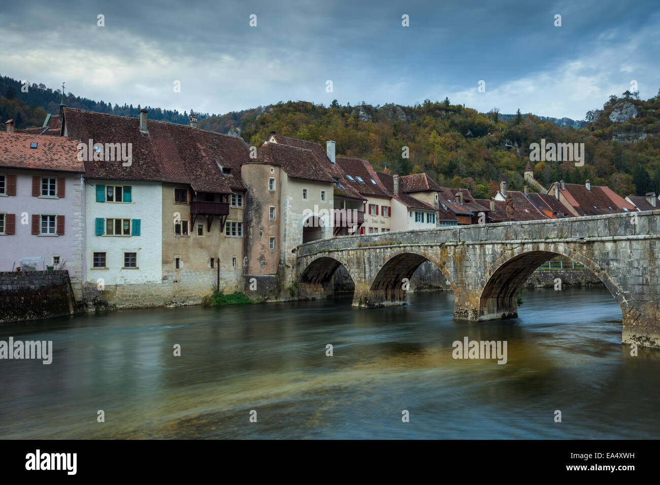 Abend in St-Ursanne, Kanton Jura, Schweiz Stockfoto