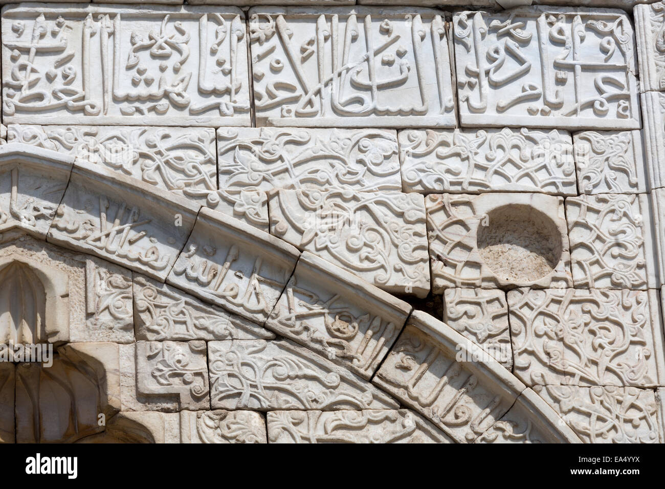 Detail der geschnitzten Marmorfassade der Gok Madrasa, Sivas, Türkei Stockfoto