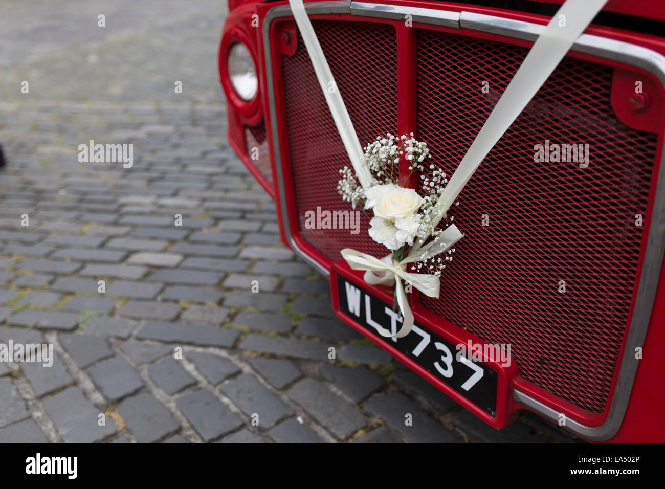 Roten Oldtimer London Bus bei einer Hochzeit. Stockfoto