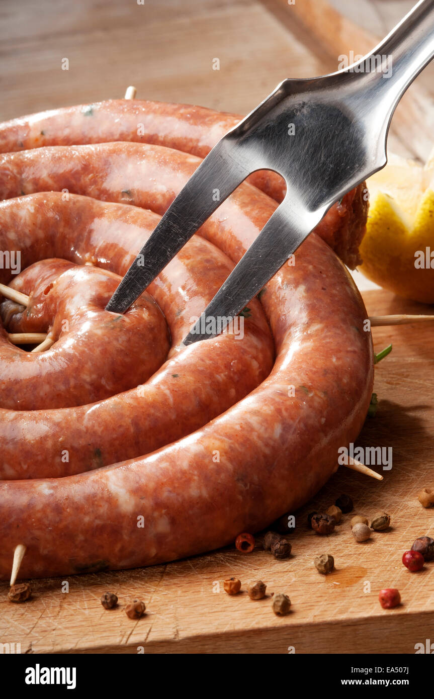 Typische sizilianische Wurst aus Schweinefleisch, gewürzt mit Petersilie, Sesam und Paprika Stockfoto