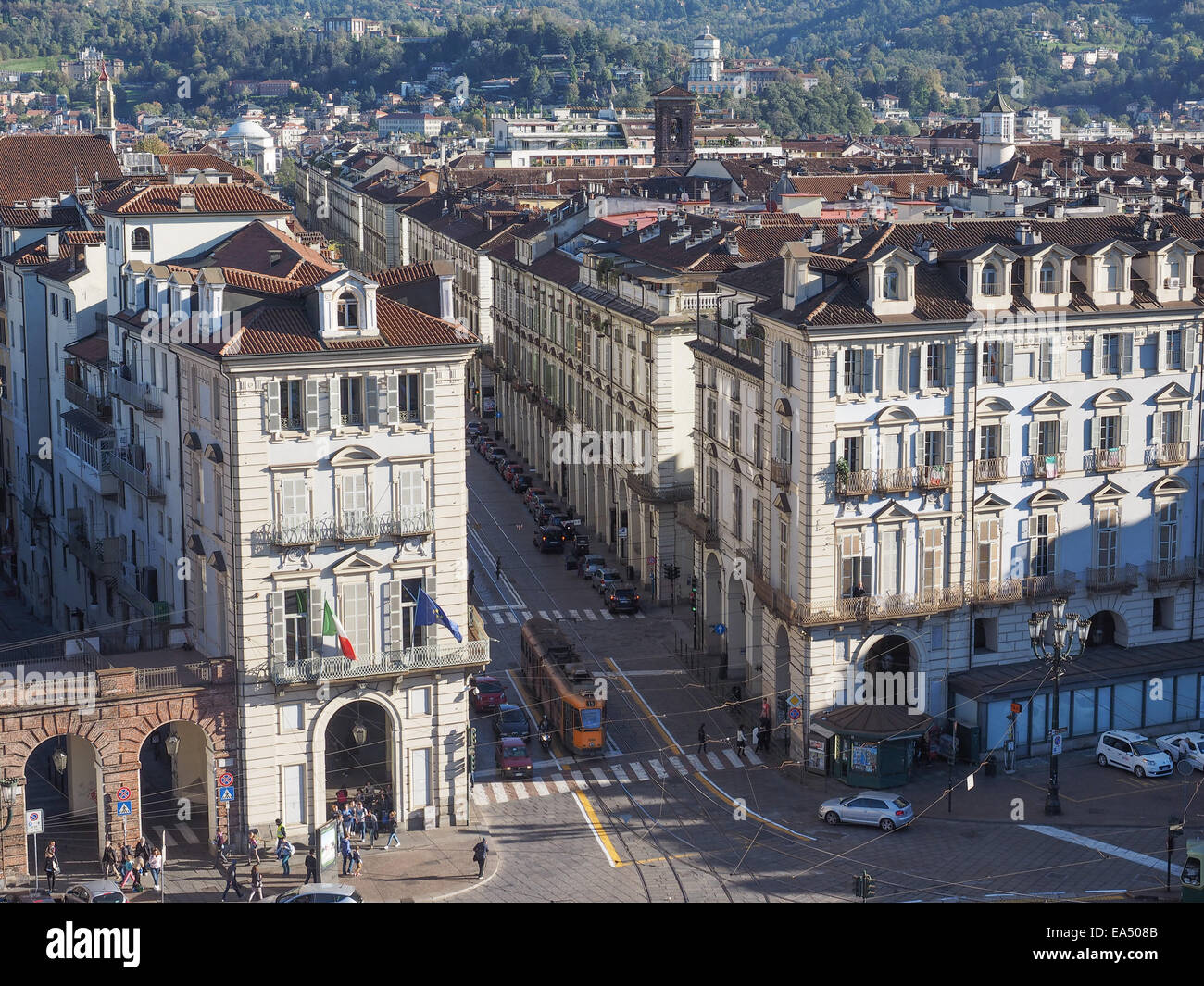 TURIN, Italien - 22. Oktober 2014: Touristen in Piazza Castello, dem barocken Hauptplatz Stockfoto