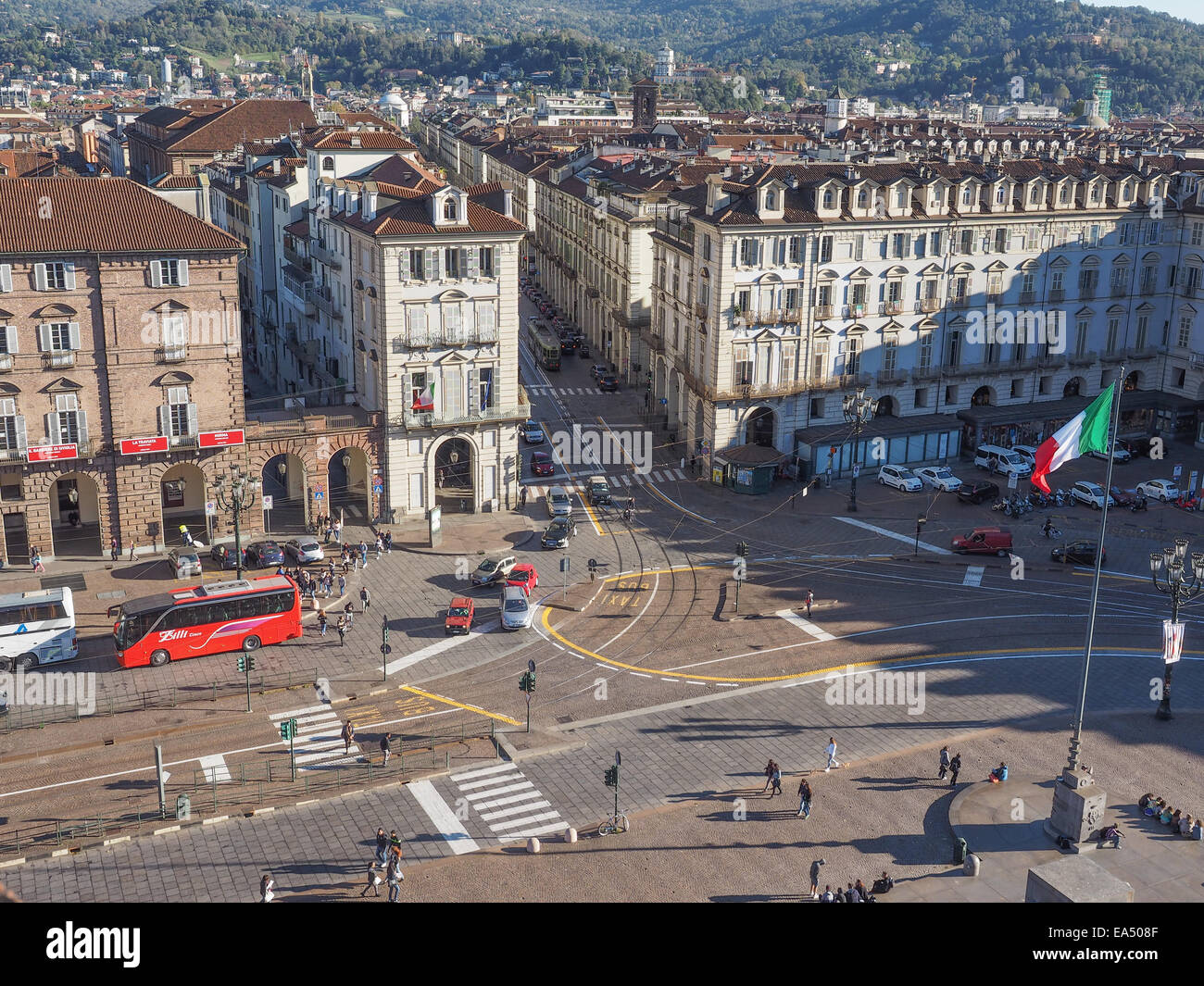 TURIN, Italien - 22. Oktober 2014: Touristen in Piazza Castello, dem barocken Hauptplatz Stockfoto